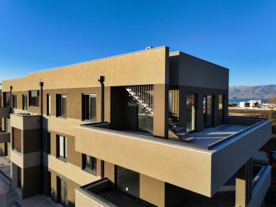 Three-bedroom apartment with sea view and covered terrace