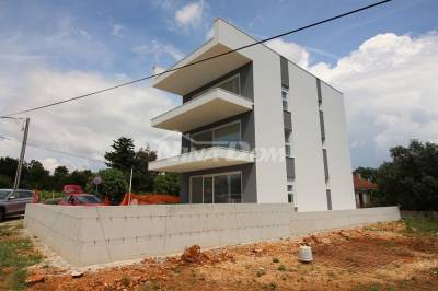 Južna strana otoka Vira 100 metara glavna plaža Jadro