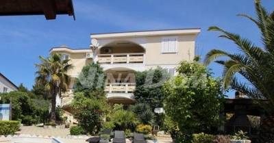 Kondomíniové apartmány v budove na južnej strane ostrova Vir