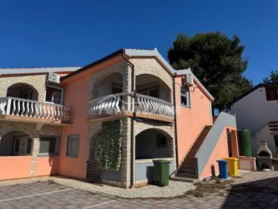 Dva apartmana u kompletu (etažirani) južna strana otoka Vira.