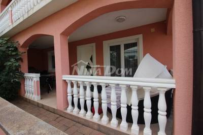 Južná strana ostrova Vir, 100 m od mora (vodovod a kanalizácia) 