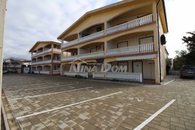 Apartman u prizemlju s dvije spavaće sobe 80 met. do plaže