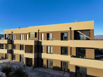 Dvojizbový apartmán so súkromnou záhradou na prízemí novostavby, 300 m od mora 