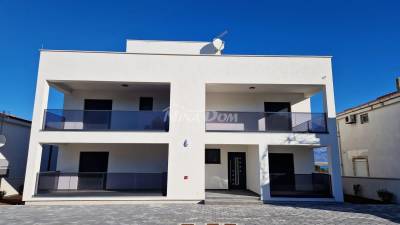 New building, ground floor, garden, Prezid beach 260 m. (water and sewage) 