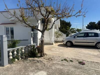 Apartment house in Draga, 4 apartments + possibility of expansion