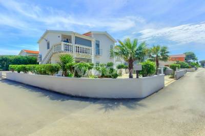 Apartment house with 4 residential units, 140 m. to Prezida beach