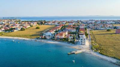 Nekretnina 3 stambene jedinice prvi red do mora.