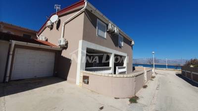 1. rad pri mori, krásne zariadená nehnuteľnosť s dvoma veľkými apartmánmi a garážou