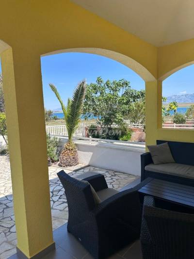 Close to the sea and beach, terraced house with a beautiful garden 