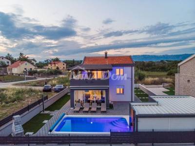 Holiday property with swimming pool 250 meters from the sea