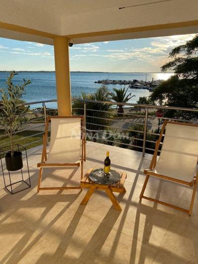 Obiteljska nekretnina prvi red do more