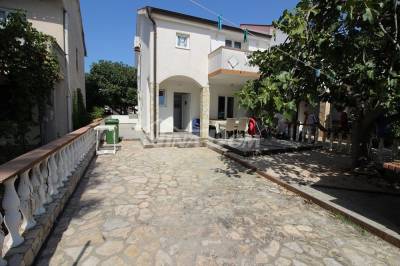 Južná strana ostrova Vir, dovolenkový objekt. 