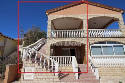 Semi-detached house with two beautiful separate apartments 50 meters from the sea.