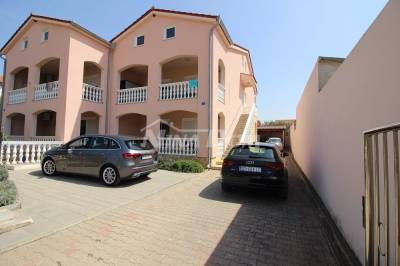 Semi-detached house, two large apartments with a garden.