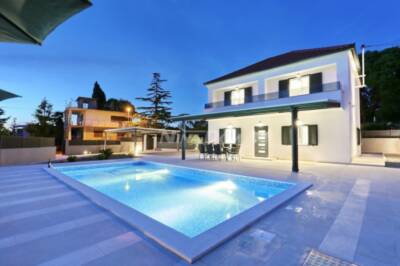 Luxury house with a swimming pool and a large garden in Bibinje