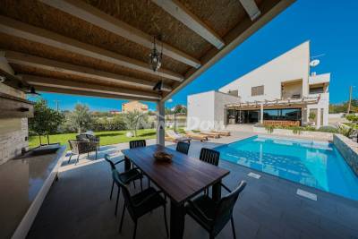 Luxury residence with swimming pools, tennis court and auxiliary building 