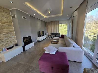 Luxusný dom Brodarica s dvoma samostatnými apartmánmi a pomocnou budovou