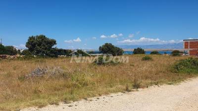 Poľnohospodársky pozemok v obývanej ulici, hraničiaci s domami.