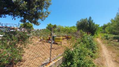 Pozemok mimo stavebnej zóny s legalizovanými budovami.