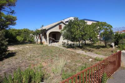 Single-storey house near the sea with a large garden.
