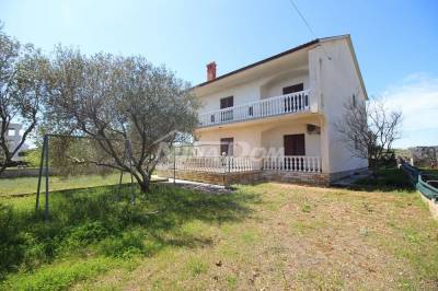 Centar otoka Vira, prostrana okućnica, dva trosobna stana,garaža 