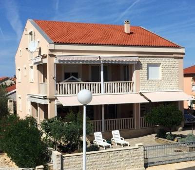 Beautifully decorated family property, south side of the island of Vir