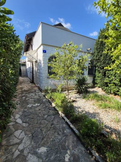 Family property with auxiliary building 