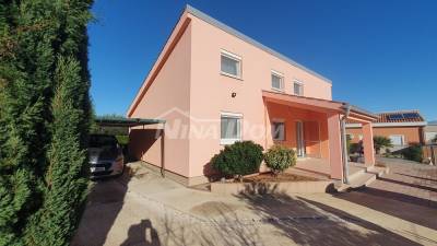 Single-storey house with gallery, garage and basement with a beautiful garden.