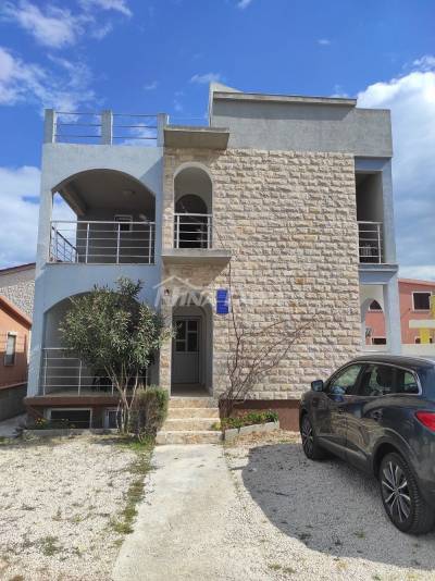 Nehnuteľnosť so 4 apartmánmi, strešnou terasou s výhľadom na more a Velebit. 