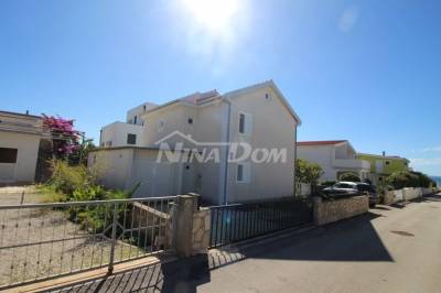 South side of the island of Vir, 80 meters. to the beach (water and sewage)