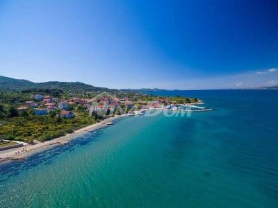 Land 1st row to the sea