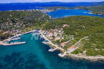 Stavebný pozemok ideálny pre 4 vily 100 m od piesočnatej pláže