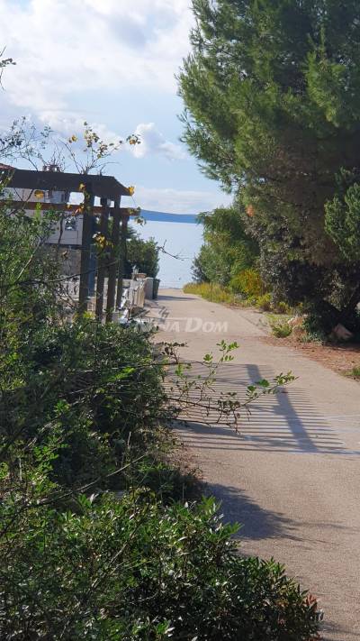 Building land on the south side of Vir, UPU plan required.