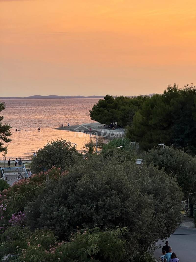 Apartman na lijepoj lokaciji s dva parkirna mjesta i podrumom. - 1