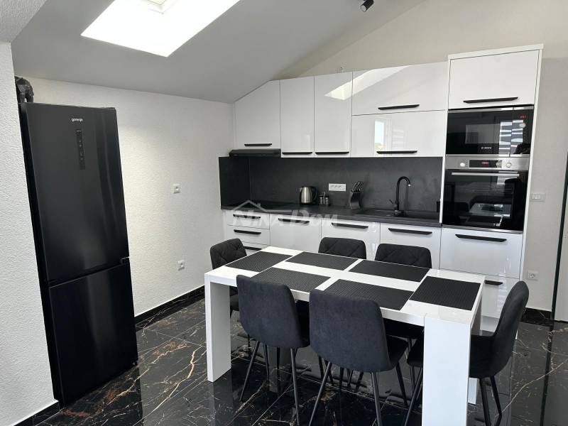 Apartman na lijepoj lokaciji s dva parkirna mjesta i podrumom. - 4