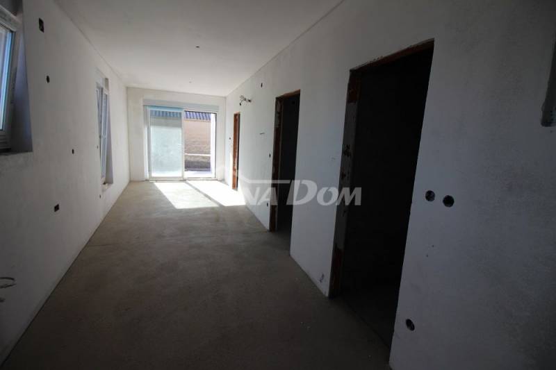 Novogradnja, apartman na prvom katu s krovnom terasom, centar Vira - 7