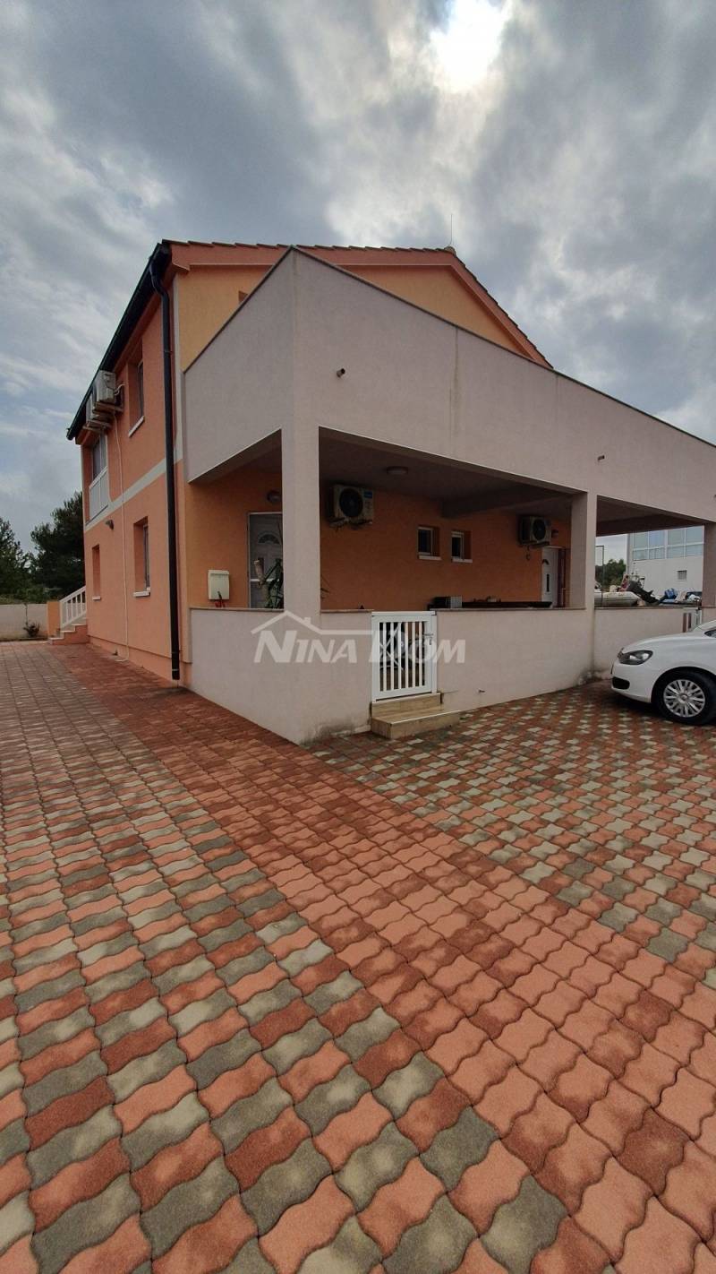 Three-bedroom apartment with a large terrace in a quiet part of the island of Vir. - 15