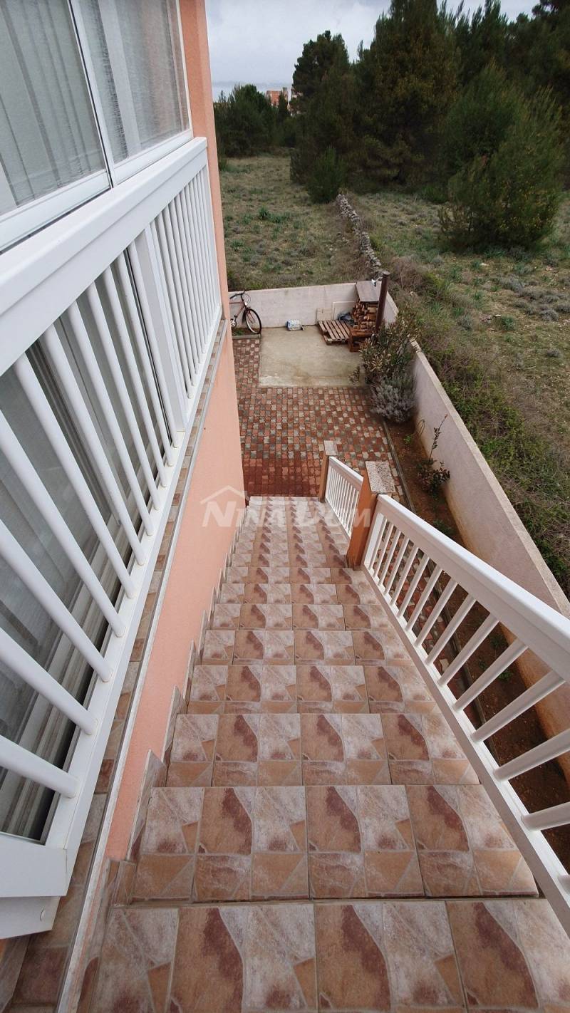 Trosoban apartman s velikom terasom u mirnom dijelu otoka Vira. - 2