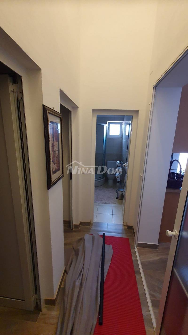 Trosoban apartman s velikom terasom u mirnom dijelu otoka Vira. - 9