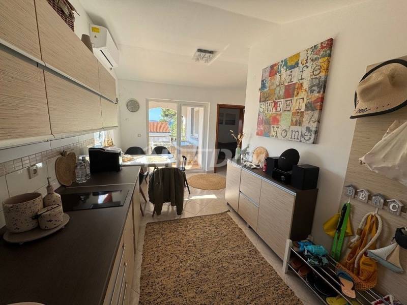 Dva apartmány v komplexe (samostatná budova) na južnej strane ostrova Vir. - 3