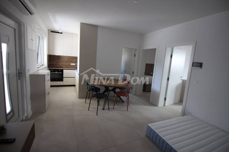 Novogradnja, južna strana, opremljen apartman. - 2