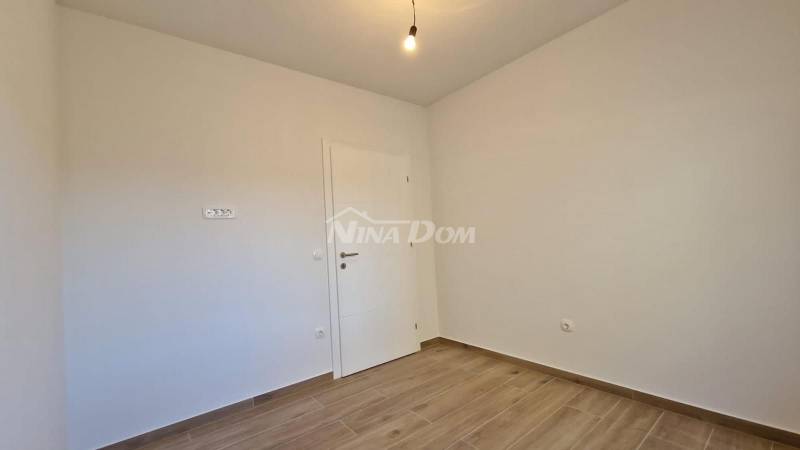 Ground floor with garden, connected to city water and sewer. - 9
