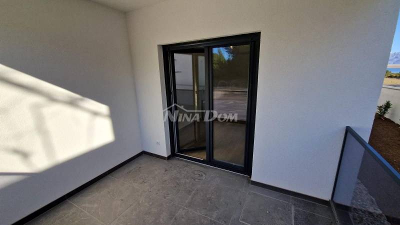 Ground floor with garden, connected to city water and sewer. - 14