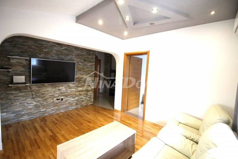 Lijepo uređen apartman na prvom katu. - 1