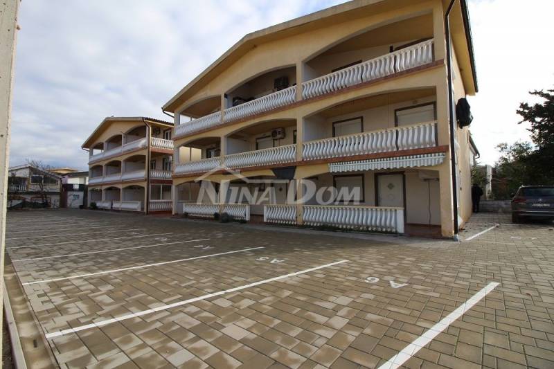 Apartman u prizemlju s dvije spavaće sobe 80 met. do plaže - 1