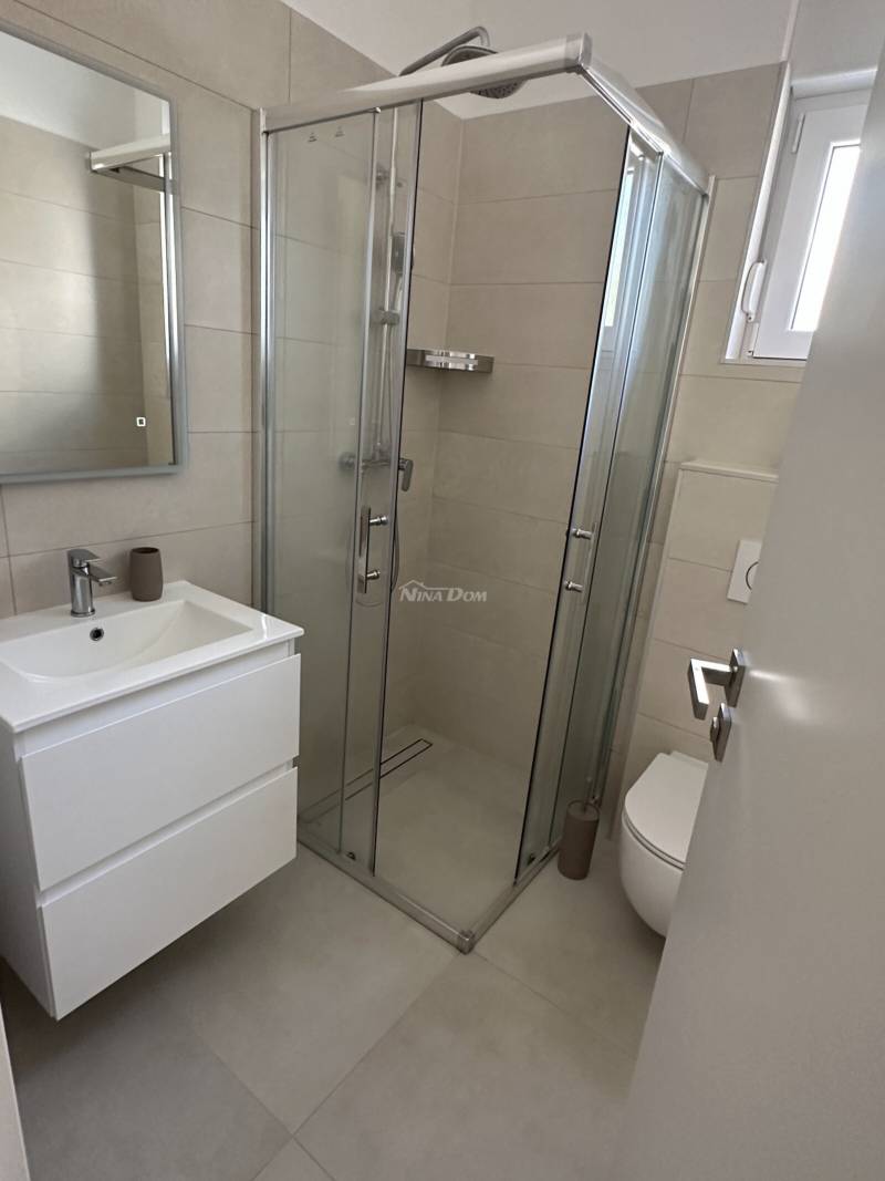 Luxusný trojizbový apartmán Ugljan so záhradou a spoločným bazénom a letnou kuchyňou - 3