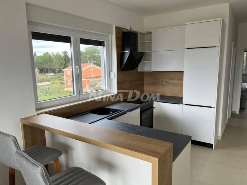 Luxusný trojizbový apartmán Ugljan so záhradou a spoločným bazénom a letnou kuchyňou - 10