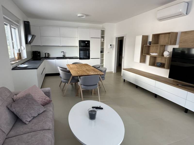 Luxusný trojizbový apartmán Ugljan so záhradou a spoločným bazénom a letnou kuchyňou - 15