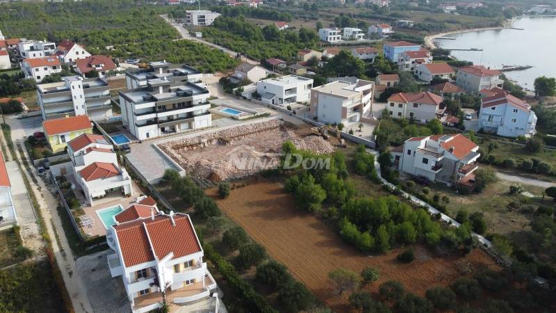 APARTMENT BUILDING WITH 9 APARTMENTS - 2ND ROW FROM THE SEA - ELEVATOR - 9