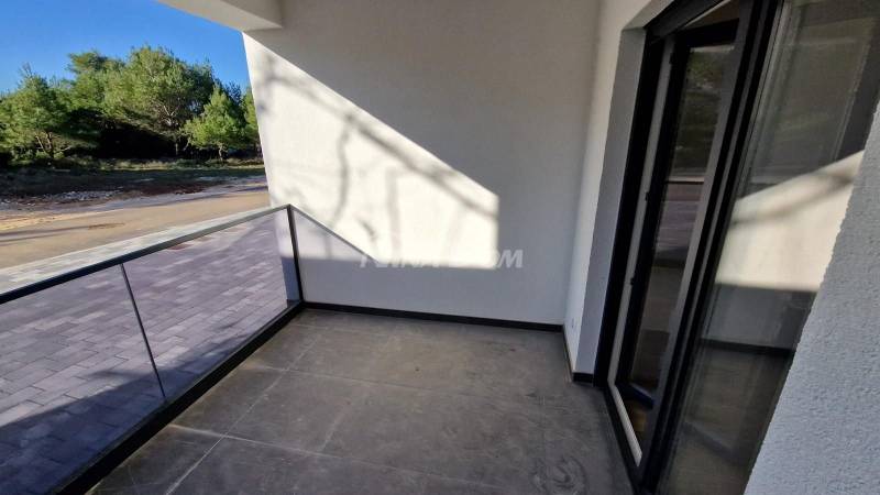 New building, ground floor, garden, Prezid beach 260 m. (water and sewage) - 4